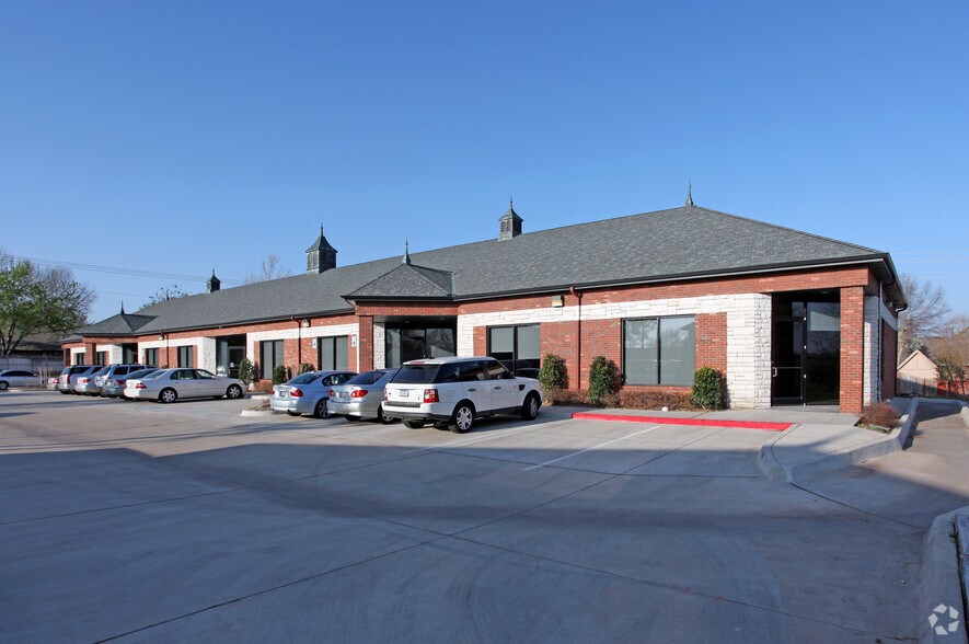 833 S Kelly Ave, Edmond, OK for sale - Primary Photo - Image 1 of 4