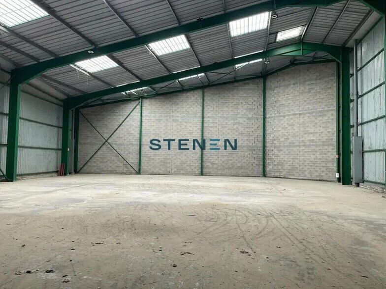 Industrial in Bouc-Bel-Air for lease - Interior Photo - Image 2 of 8