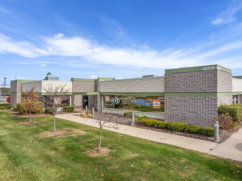 42500-42536 Hayes Rd, Clinton Township, MI à louer - Photo du bâtiment - Image 2 de 4