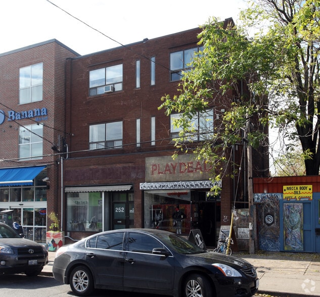 252-254 Augusta Ave, Toronto, ON for lease - Primary Photo - Image 1 of 2