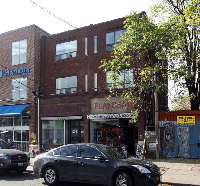 More details for 252-254 Augusta Ave, Toronto, ON - Retail for Lease