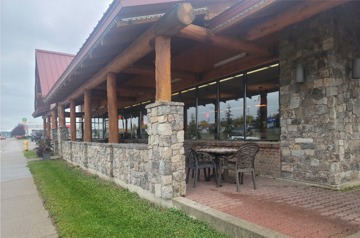 414 Carmichael Ln, Hinton, AB for sale Primary Photo- Image 1 of 1