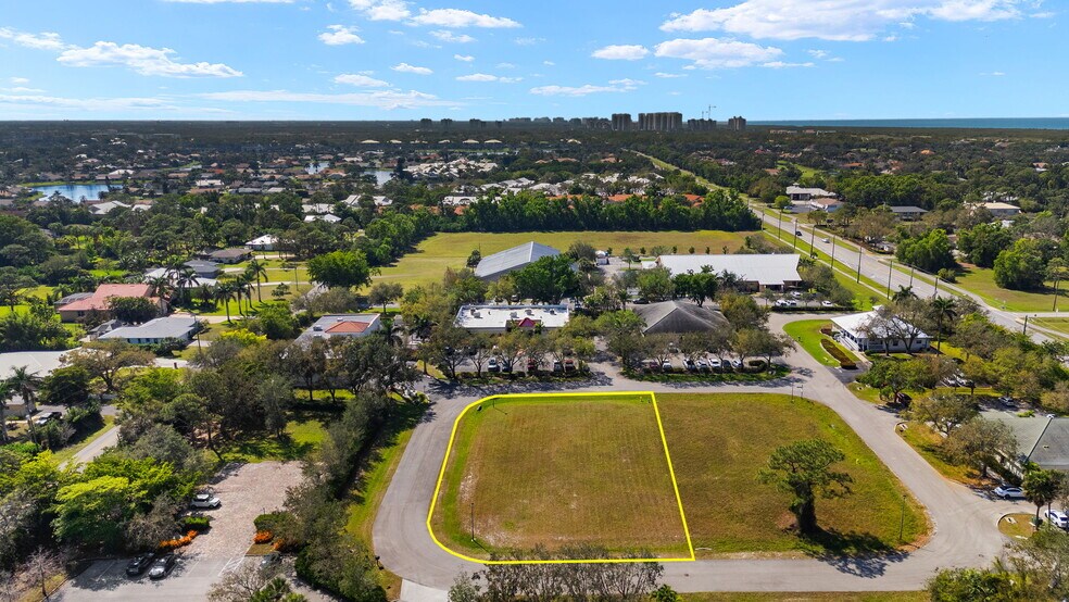 3841 Via Del Rey, Bonita Springs, FL à vendre - Photo du bâtiment - Image 2 de 9