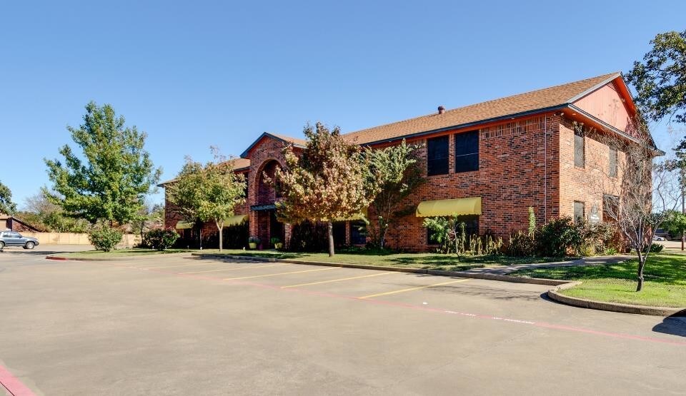 313 Harwood Rd, Bedford, TX à louer - Photo du bâtiment - Image 2 de 17