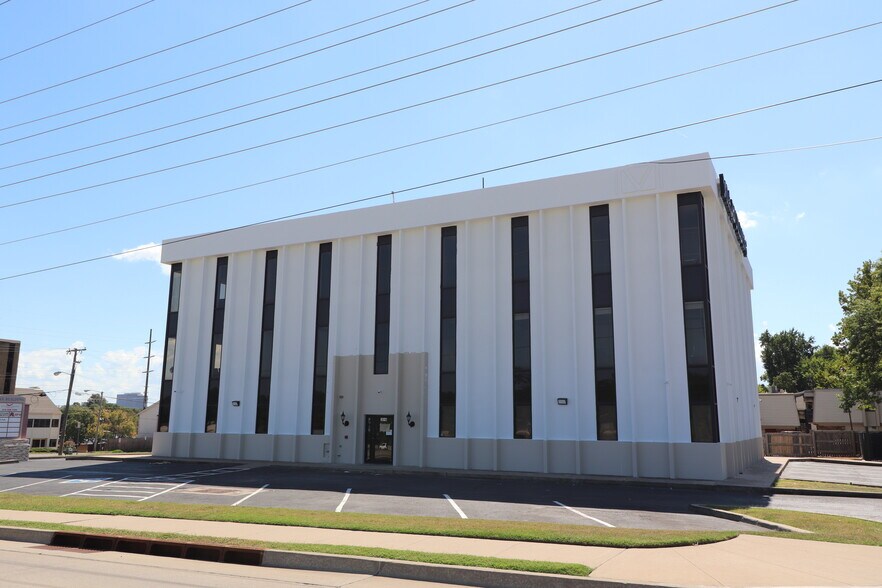 2816 E 51st St, Tulsa, OK à louer - Photo du bâtiment - Image 3 de 6