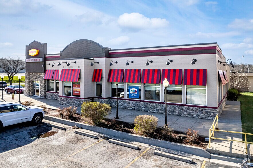 9001 Shawnee Mission Pky, Merriam, KS à louer - Photo du bâtiment - Image 3 de 6