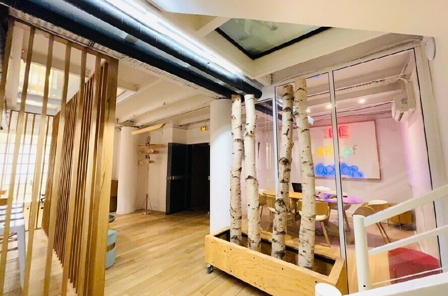 48 Rue De La Bienfaisance, Paris for lease - Interior Photo - Image 2 of 9