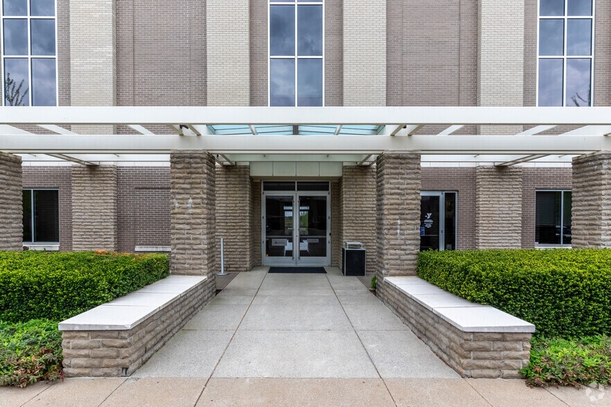 100 Bluegrass Commons Blvd, Hendersonville, TN à louer - Photo du bâtiment - Image 3 de 12