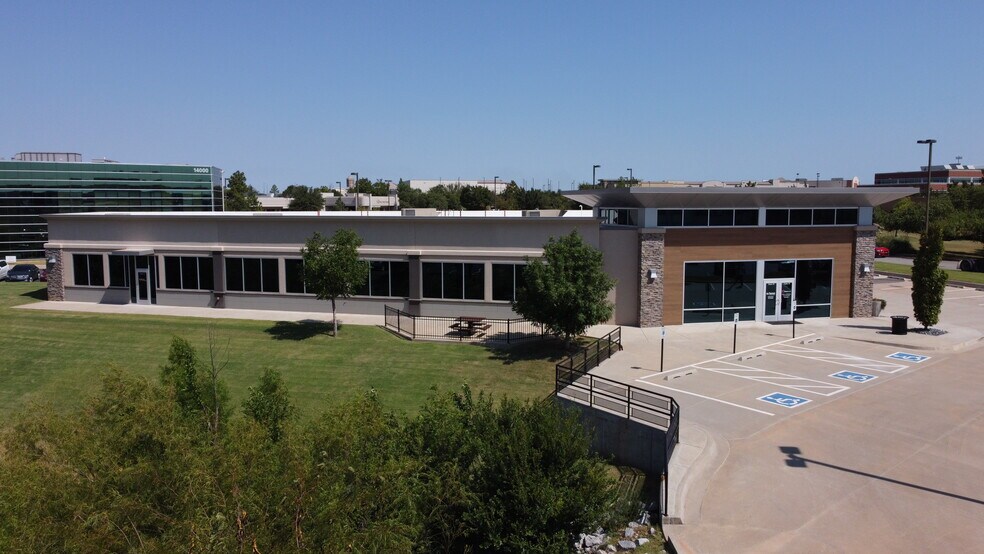 13901 Parkway Commons Dr, Oklahoma City, OK à louer - Photo du bâtiment - Image 2 de 2