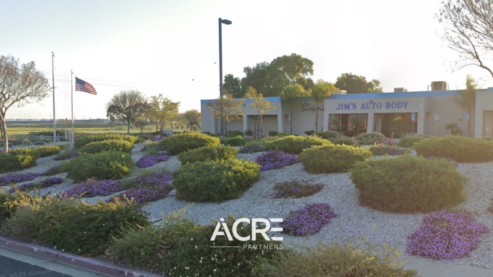 Jim's Auto Body Portfolio | CA portfolio of 3 properties for sale on LoopNet.ca - Building Photo - Image 2 of 3