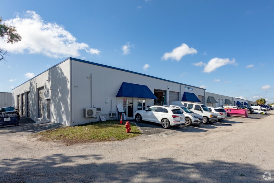 710-716 NW 57th St, Fort Lauderdale, FL for lease - Building Photo - Image 2 of 8