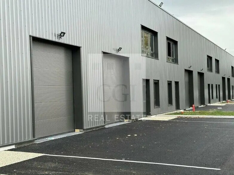 225 Avenue Des Marronniers, Bourgoin-Jallieu à louer - Photo du bâtiment - Image 3 de 13