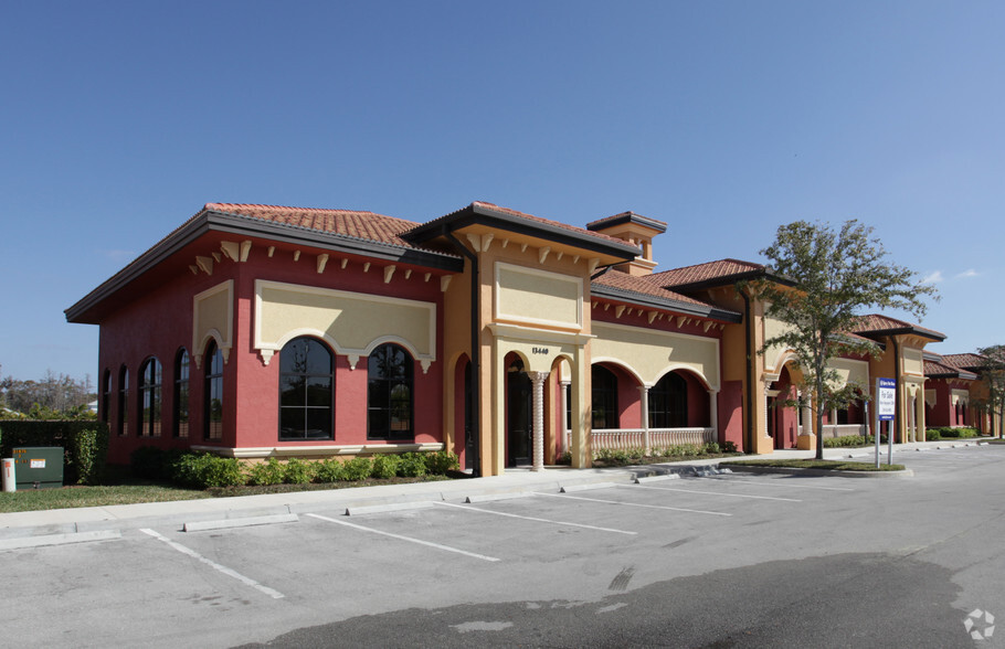 13440 Parker Commons Blvd, Fort Myers, FL for lease - Primary Photo - Image 1 of 17