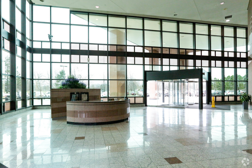 1000 Town Center, Southfield, MI for lease - Lobby - Image 2 of 8