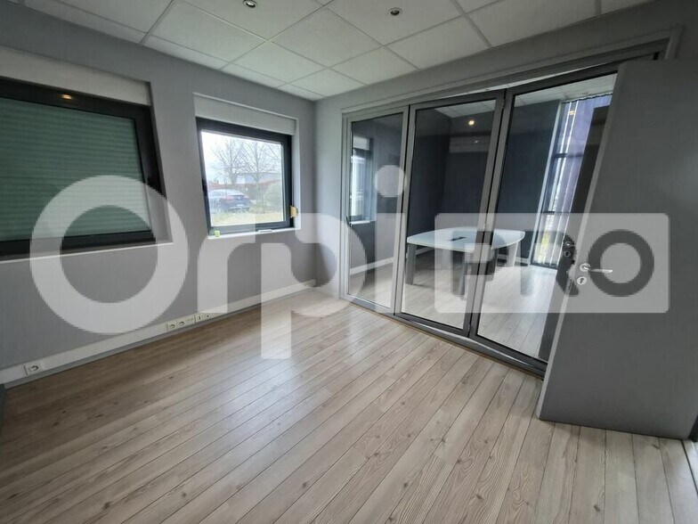 Flex in Reims for lease - Interior Photo - Image 3 of 12