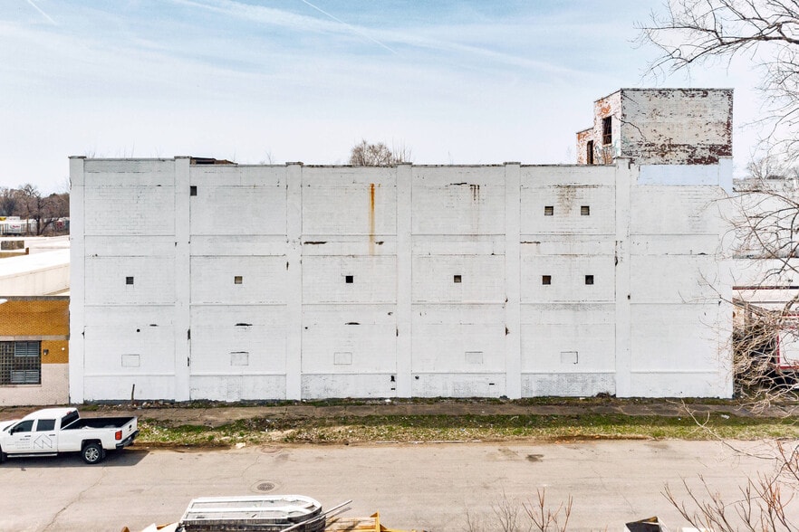 5151 Bellevue St, Detroit, MI à vendre - Photo du bâtiment - Image 3 de 9