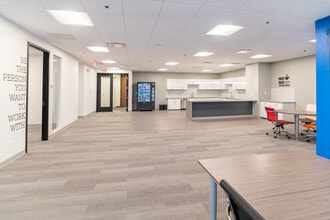 2800 S River Rd, Des Plaines, IL à louer Photo intérieure- Image 2 de 12