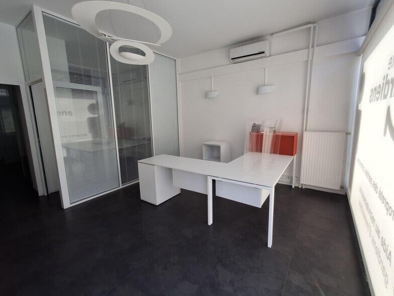 Retail in Villeurbanne for sale - Interior Photo - Image 2 of 6