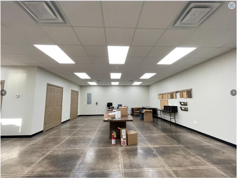 404 Pikes Peak Rd, Chickasha, OK for sale - Interior Photo - Image 2 of 8