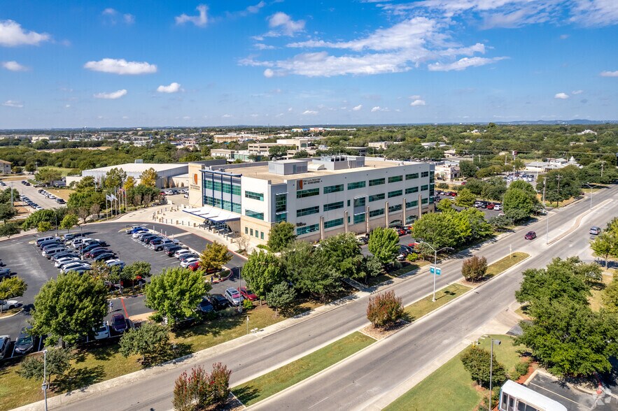 21 Spurs Ln, San Antonio, TX à louer - Photo du bâtiment - Image 3 de 4