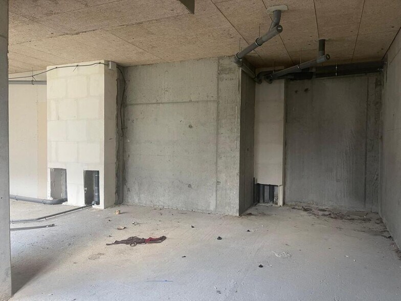 Retail in Romainville for lease - Interior Photo - Image 2 of 6