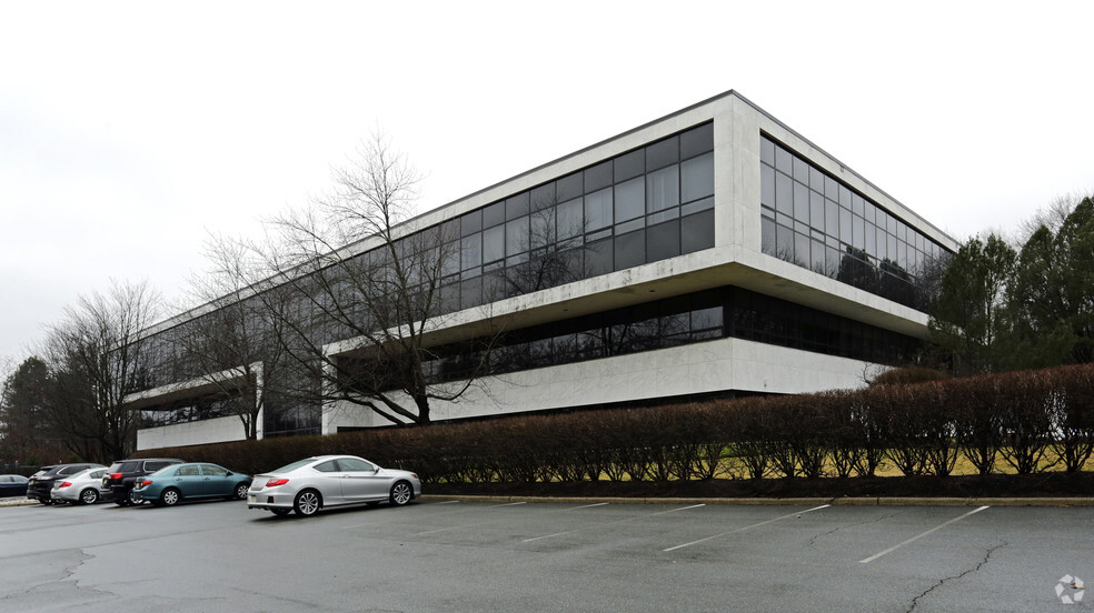 135 Chestnut Ridge Rd, Montvale, NJ for lease - Building Photo - Image 1 of 9