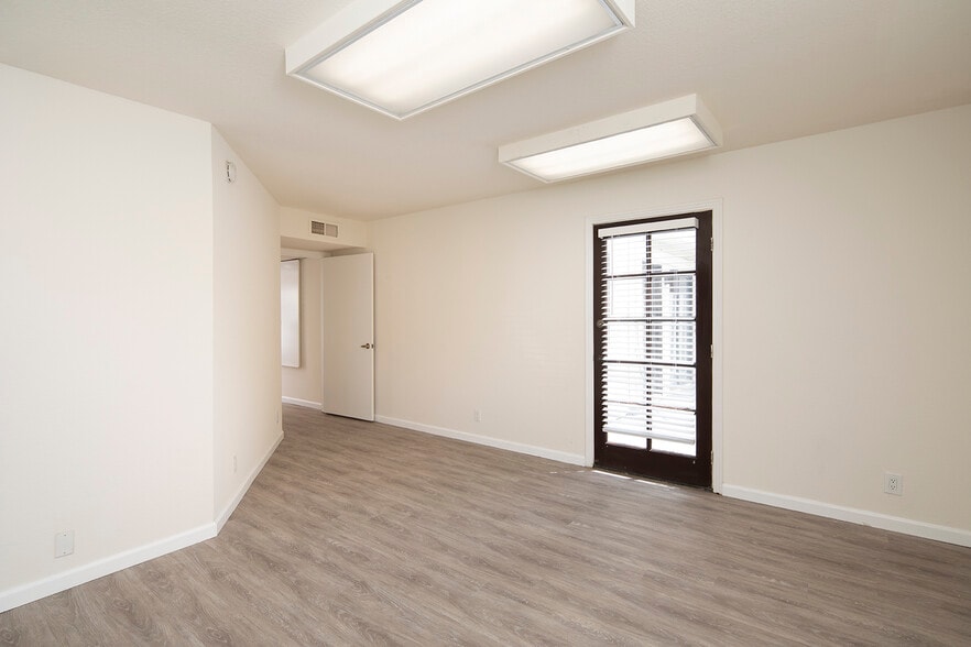 4895 Cass St, San Diego, CA for lease - Interior Photo - Image 3 of 12