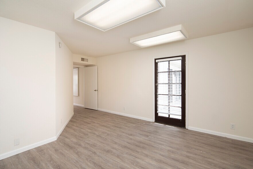 4895 Cass St, San Diego, CA à louer - Photo intérieure - Image 3 de 12