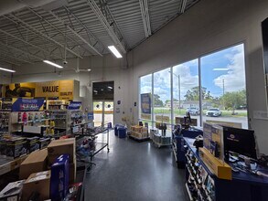 2675 54th Ave N, Saint Petersburg, FL for lease Interior Photo- Image 2 of 12