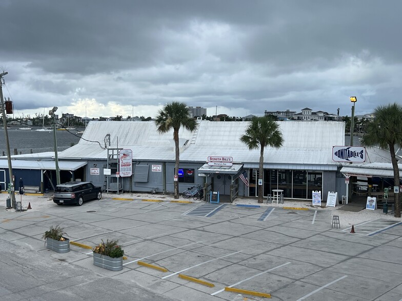 702 Fishermans Wharf, Fort Myers Beach, FL à vendre - Photo principale - Image 1 de 1