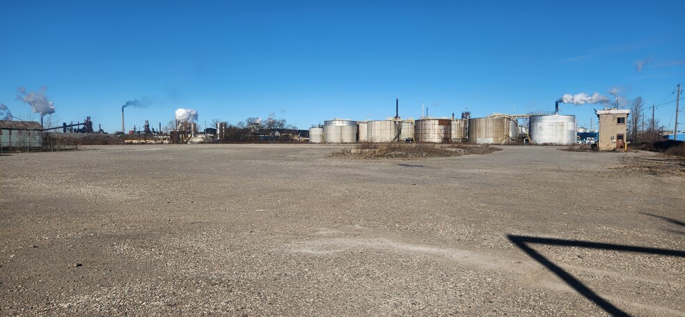 675 Strathearne Ave, Hamilton, ON for lease - Building Photo - Image 3 of 5