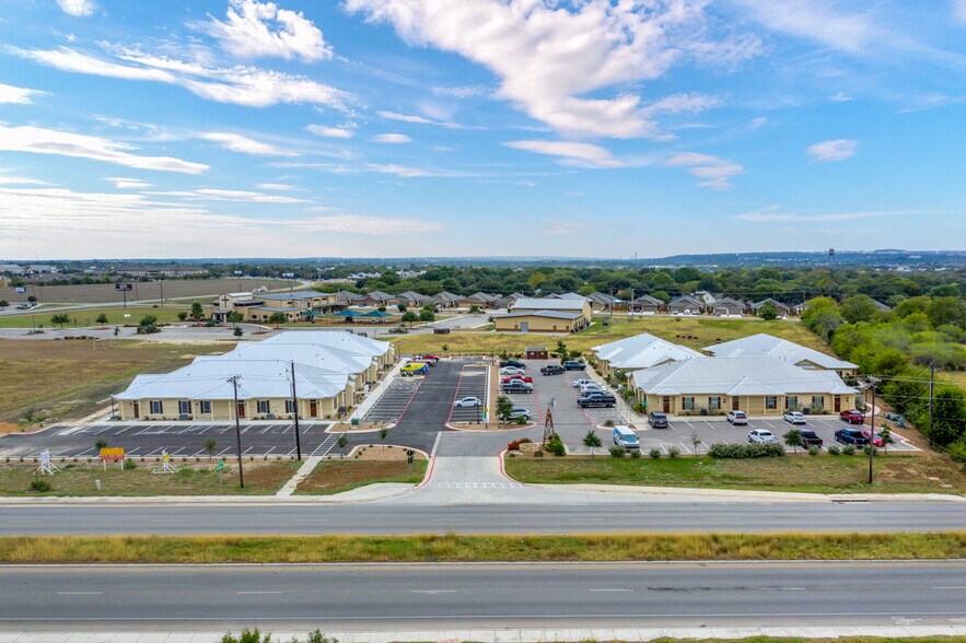 1067 FM 306, New Braunfels, TX à louer - Photo du bâtiment - Image 2 de 8