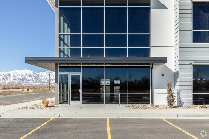 6162 W Beagley Rd, West Valley City, UT à louer - Photo du bâtiment - Image 2 de 8
