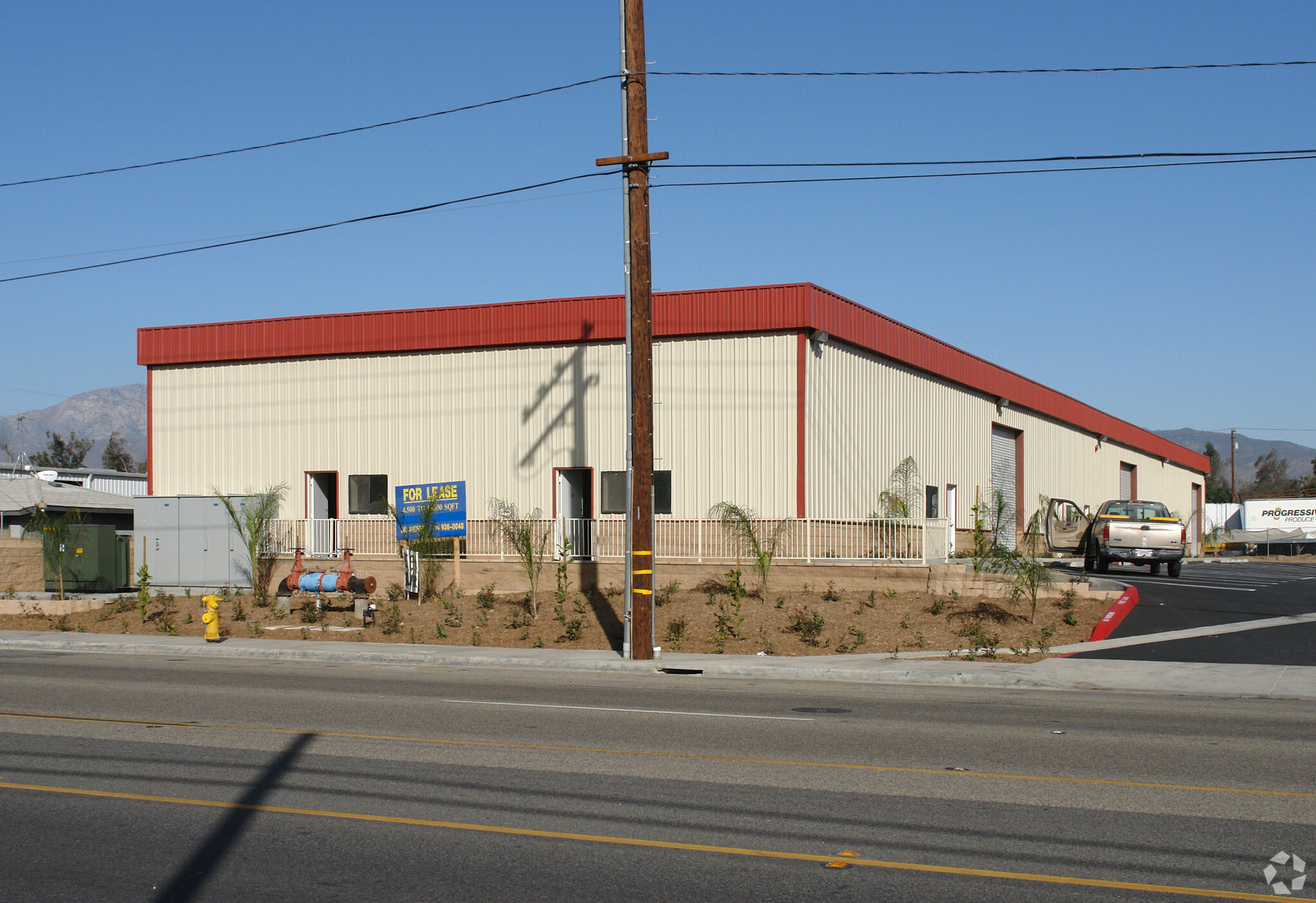 15754 Slover Ave, Fontana, CA à louer Photo du bâtiment- Image 1 de 12