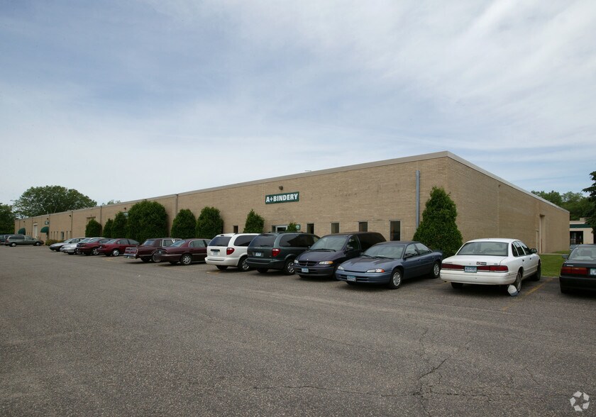 2021-2033 County Road C2 W, Roseville, MN à louer - Photo du bâtiment - Image 2 de 3