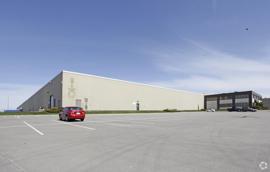 100 Alfred Kuehne Blvd, Brampton, ON à louer - Photo du bâtiment - Image 2 de 11