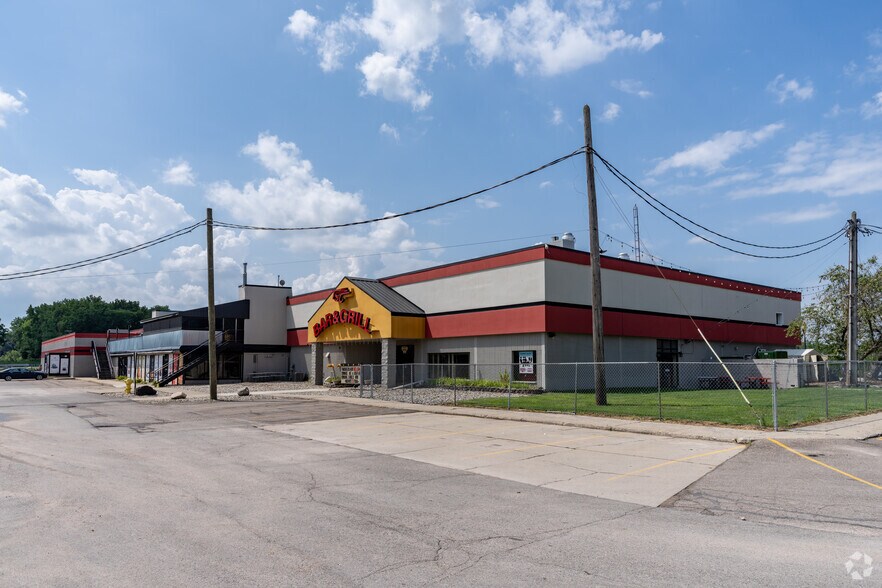 40501 Production Dr, Harrison Township, MI à vendre - Photo du bâtiment - Image 2 de 4