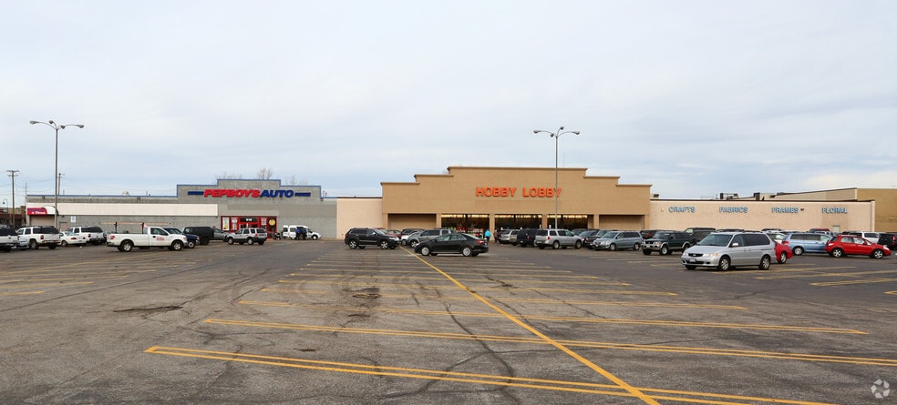 818-900 E Rollins Rd, Round Lake, IL à louer - Photo du bâtiment - Image 3 de 7