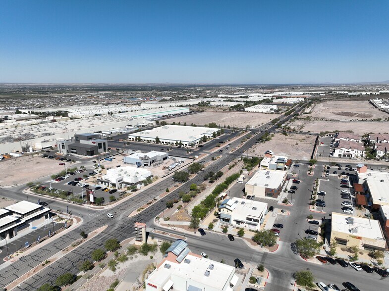 1575 N Resler Dr, El Paso, TX à louer - Photo du bâtiment - Image 3 de 18