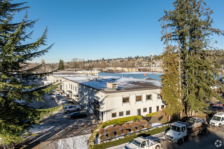 204 Cayer St, Coquitlam, BC à vendre - Aérien - Image 2 de 4