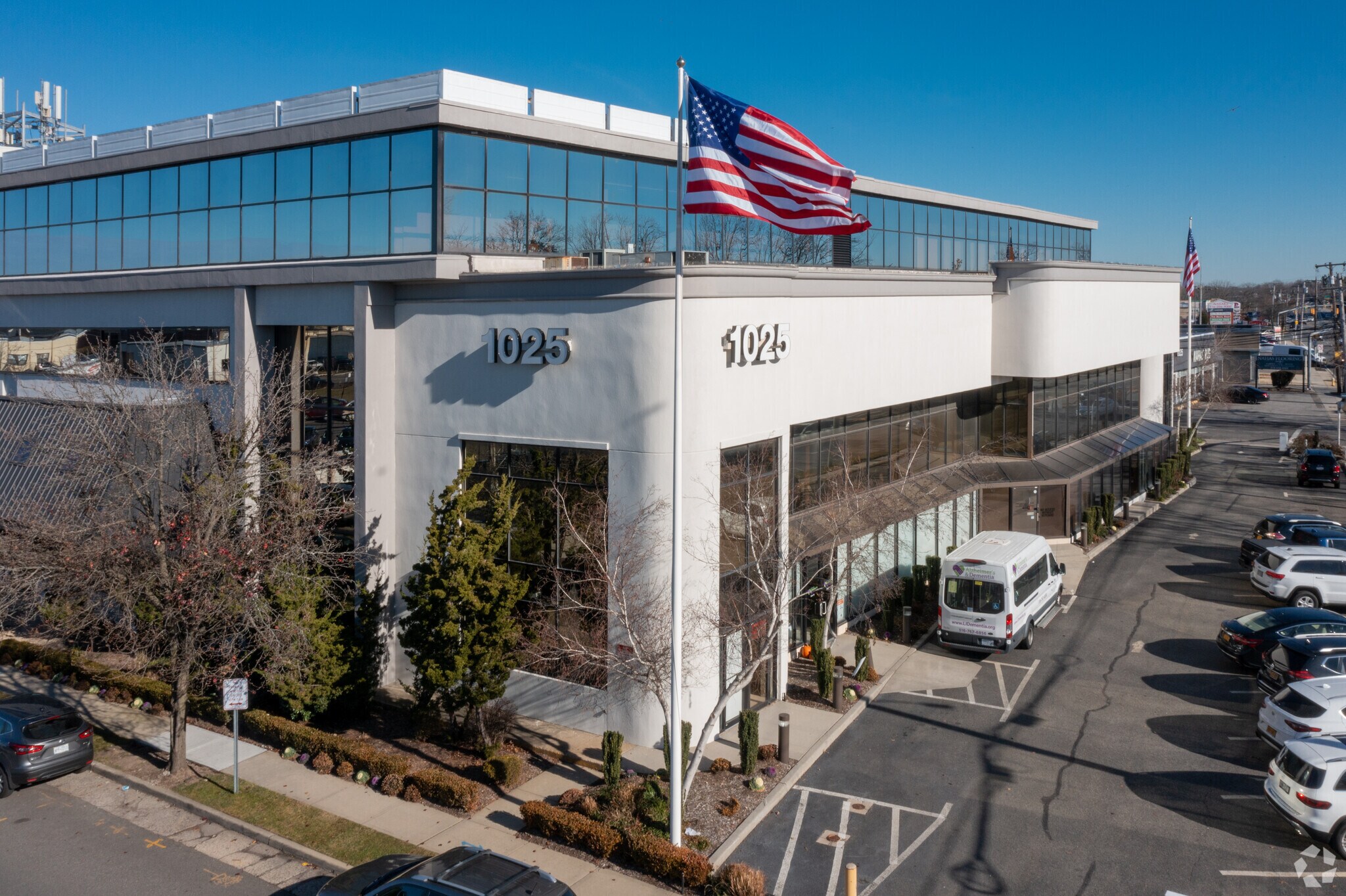 1025 Old Country Rd, Westbury, NY à louer Photo du bâtiment- Image 1 de 5