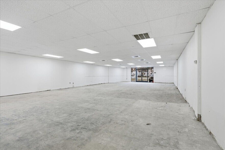 8373 Kingston Pike, Knoxville, TN à louer - Photo du bâtiment - Image 3 de 10