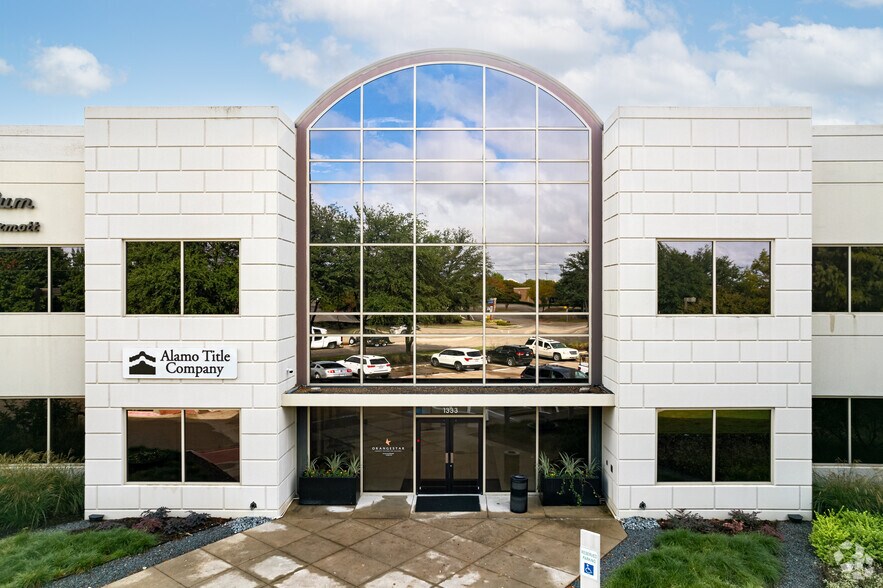 1333 W McDermott Dr, Allen, TX à louer - Photo du bâtiment - Image 3 de 5