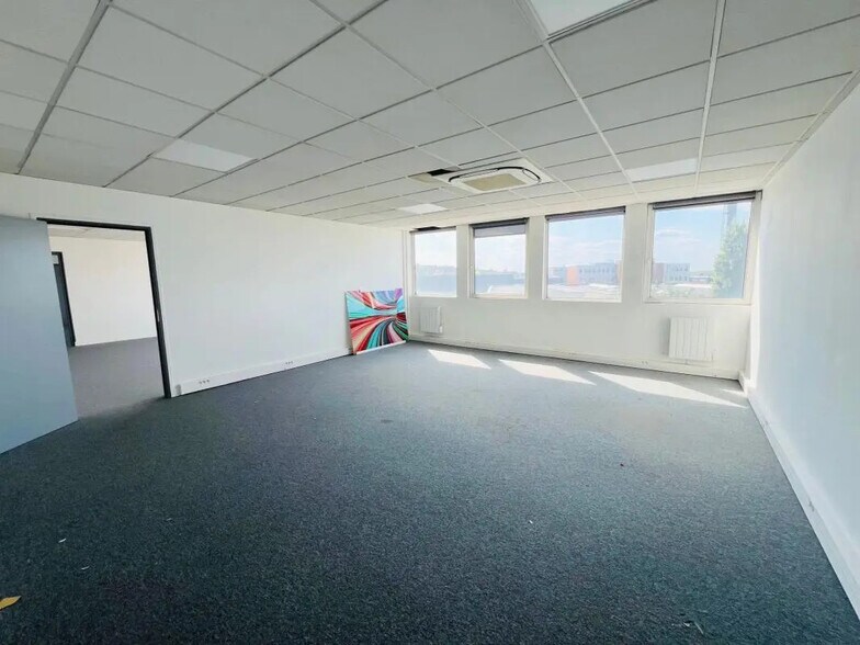 Office in Plaisir for lease - Building Photo - Image 2 of 7