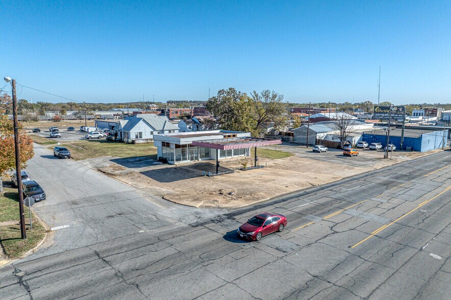 212 N Austin Ave, Denison, TX à vendre - Photo du bâtiment - Image 2 de 23