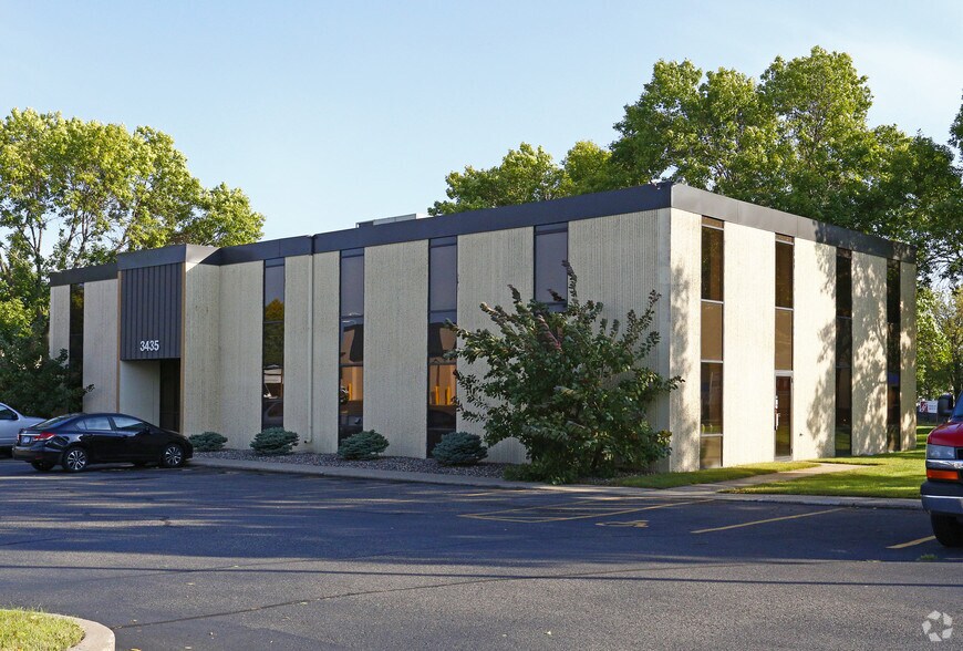 3435 Washington Dr, Eagan, MN à louer - Photo du bâtiment - Image 1 de 4