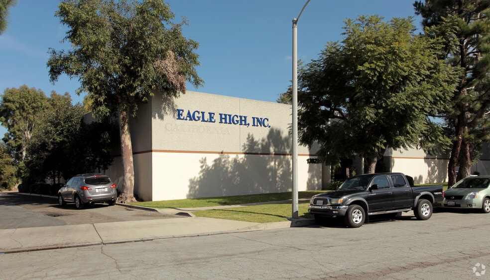 13825 Bentley Pl, Cerritos, CA for lease - Primary Photo - Image 1 of 6