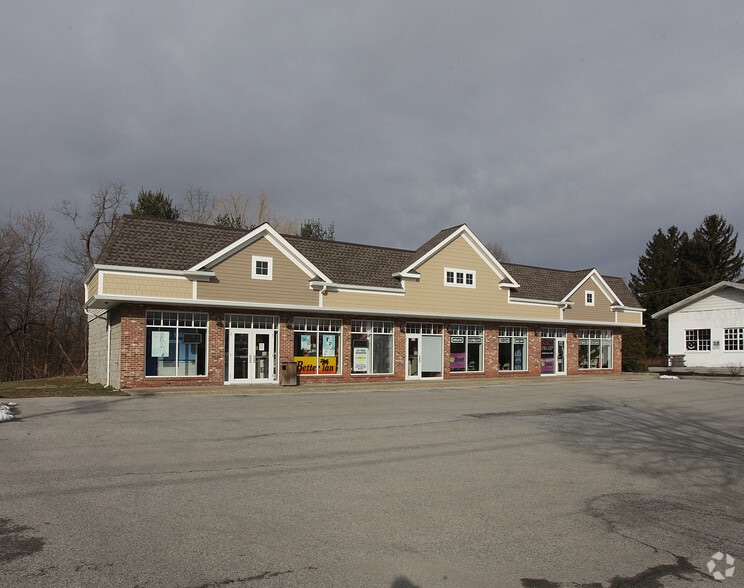 471 Violet Ave, Poughkeepsie, NY for sale - Primary Photo - Image 1 of 6