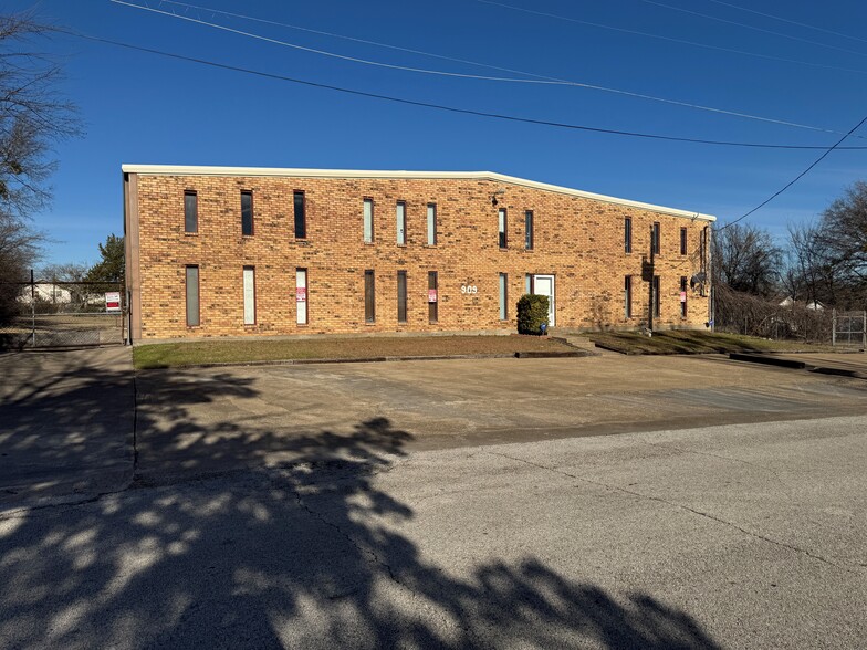 909 Willacy Cir, Cedar Hill, TX for lease - Primary Photo - Image 1 of 4