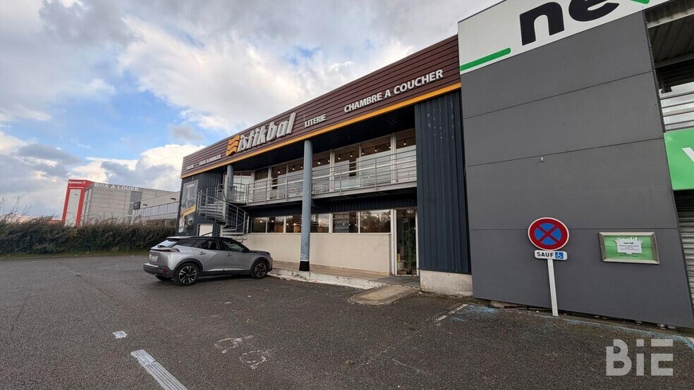 Retail in Bordeaux for lease - Building Photo - Image 1 of 12